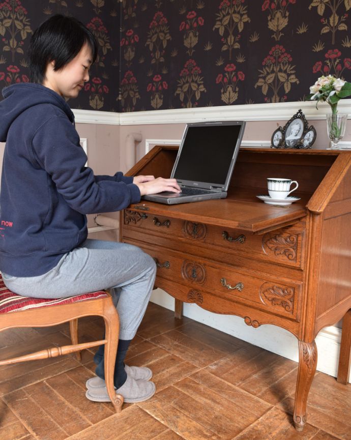 ビューロー　アンティーク家具　フランス輸入の美しいアンティークビューロー（デスク）。書き物やパソコンをする時は、台を下ろして使ってください。(j-1947-f)