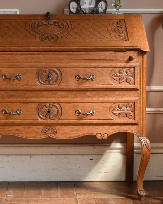 ビューロー　アンティーク家具　フランス輸入の美しいアンティークビューロー（デスク）。とっても美しい彫の装飾です。(j-1947-f)