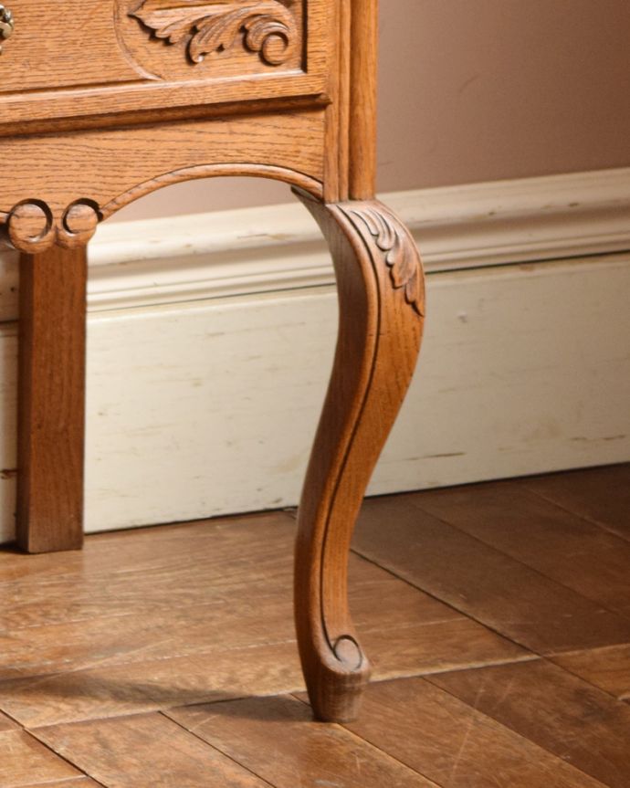 ビューロー　アンティーク家具　フランス輸入の美しいアンティークビューロー（デスク）。フランス製らしい可愛い猫脚。(j-1947-f)