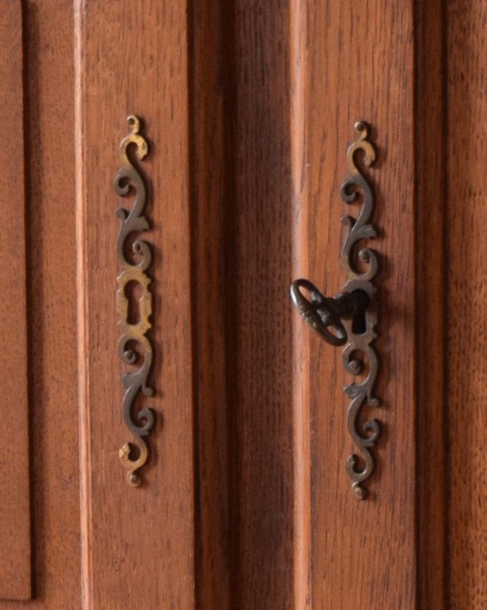 アンティークのキャビネット　アンティーク家具　南フランスのアンティーク家具、彫がゴージャスなサイドキャビネット。扉の取っ手は、鍵を引っ掛けて開閉します。(j-1948-f)
