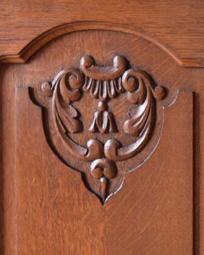 アンティークのキャビネット　アンティーク家具　南フランスのアンティーク家具、彫がゴージャスなサイドキャビネット。扉に丁寧な彫りが施されています。(j-1948-f)