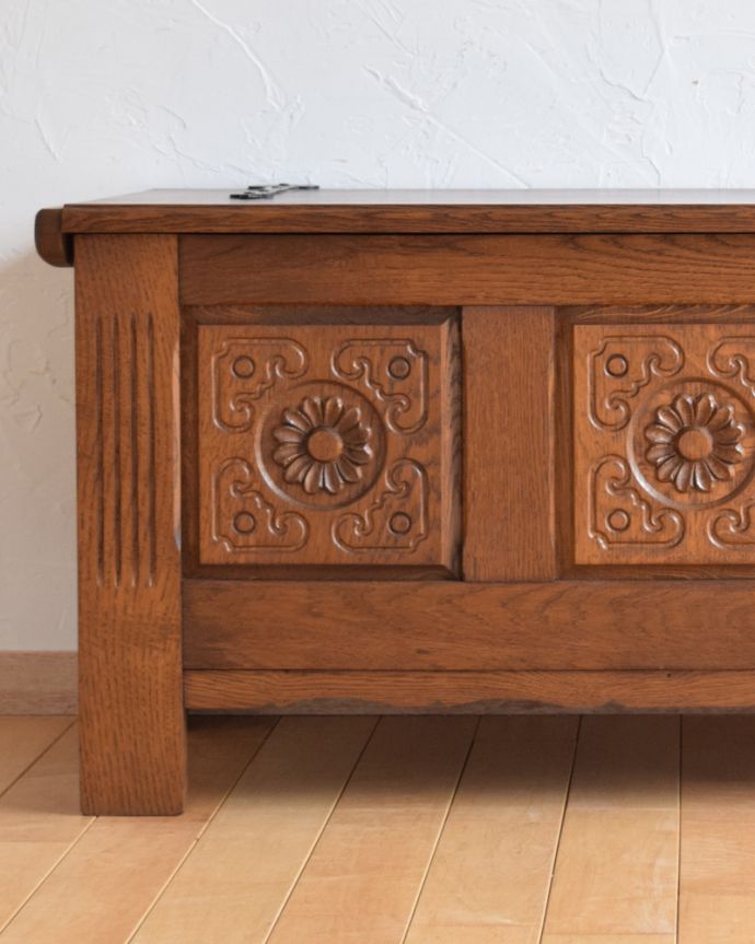 ブランケットボックス・収納ボックス　アンティーク家具　お花の彫りが可愛い、英国アンティークの木製コファ。とっても華やかなデザインです。(j-1949-f)