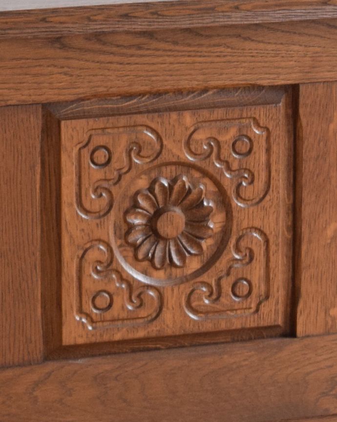 ブランケットボックス・収納ボックス　アンティーク家具　お花の彫りが可愛い、英国アンティークの木製コファ。お花モチーフの上品な彫があります。(j-1949-f)