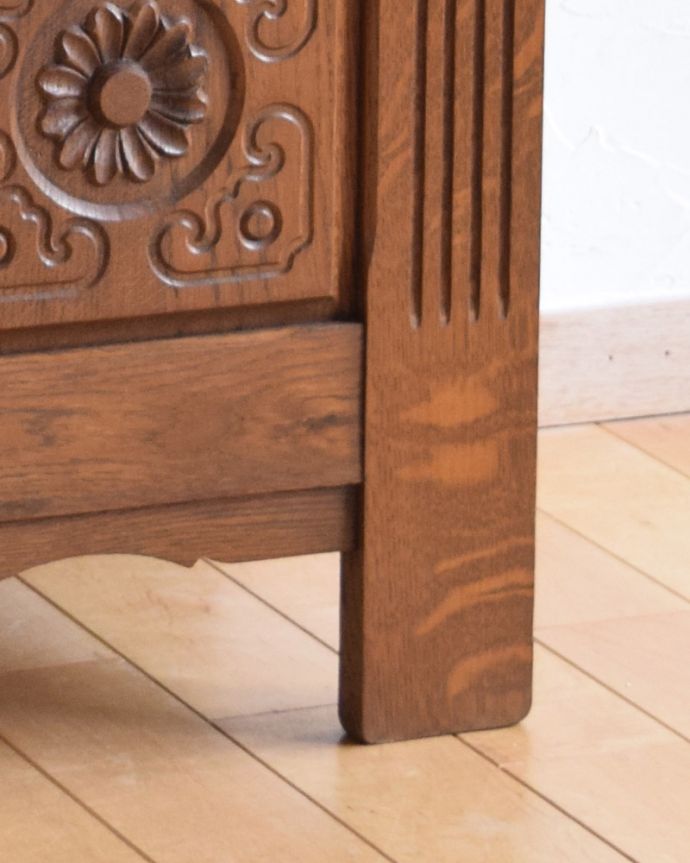 ブランケットボックス・収納ボックス　アンティーク家具　お花の彫りが可愛い、英国アンティークの木製コファ。安定感のある脚です。(j-1949-f)