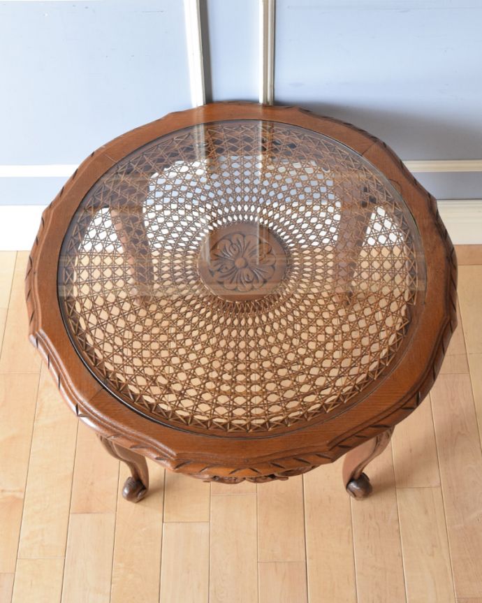 ロイドテーブル　アンティーク家具　フランス輸入の編み目が美しいガラス天板、彫刻が美しいアンティークのコーヒーテーブル。贅沢なほどの編み目が自慢のテーブル。(j-1951-f)