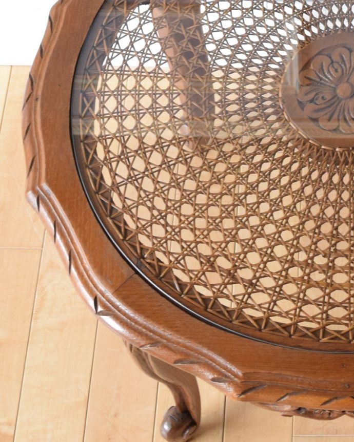 ロイドテーブル　アンティーク家具　フランス輸入の編み目が美しいガラス天板、彫刻が美しいアンティークのコーヒーテーブル。こんなにキレイに編み目が残っていただけで貴重な価値を感じます。(j-1951-f)