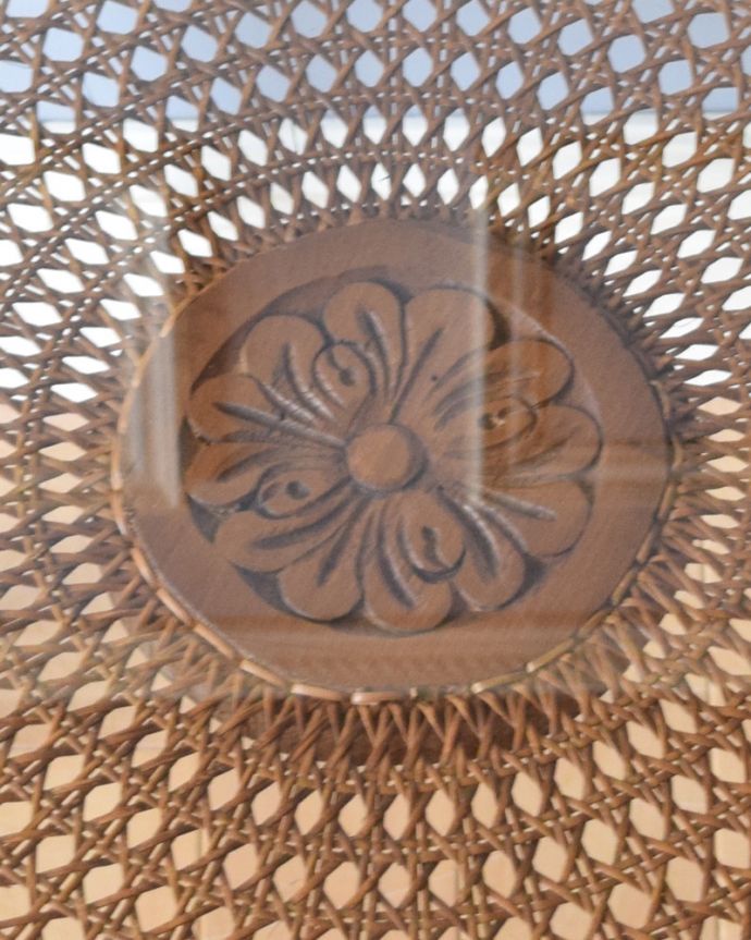 ロイドテーブル　アンティーク家具　フランス輸入の編み目が美しいガラス天板、彫刻が美しいアンティークのコーヒーテーブル。天板の中央の彫りは、大きなお花が刻まれています。(j-1951-f)