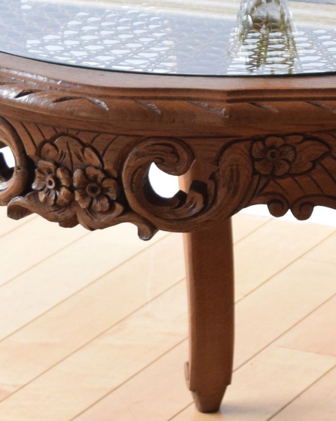 ロイドテーブル　アンティーク家具　フランス輸入の編み目が美しいガラス天板、彫刻が美しいアンティークのコーヒーテーブル。幕板の彫はこんな感じ。(j-1951-f)