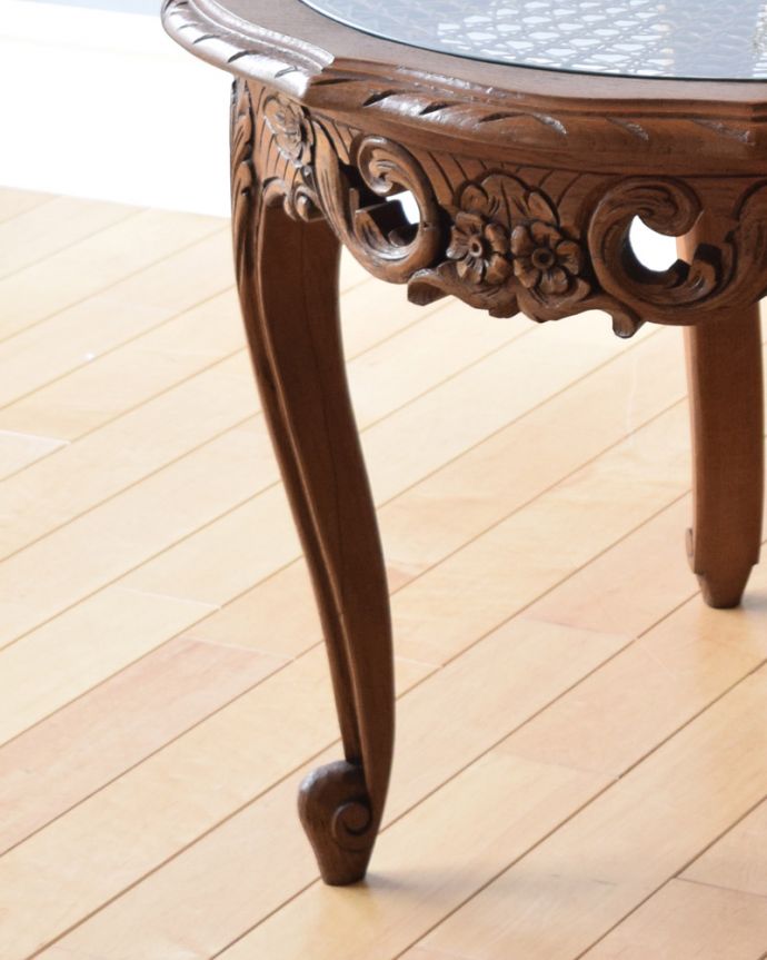 ロイドテーブル　アンティーク家具　フランス輸入の編み目が美しいガラス天板、彫刻が美しいアンティークのコーヒーテーブル。脚にもキレイな彫があります。(j-1951-f)