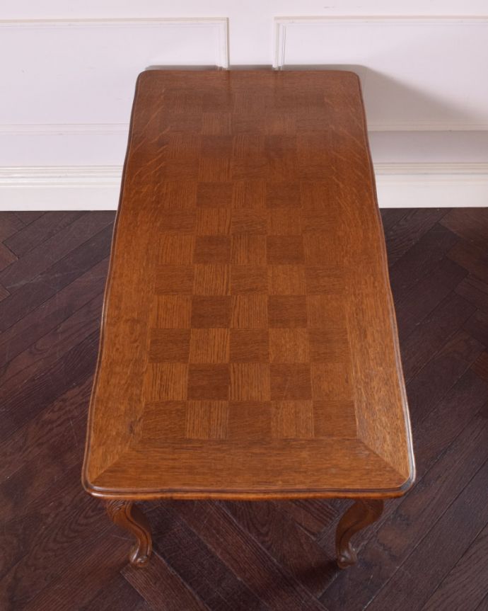アンティークのテーブル　アンティーク家具　アンティークの南仏家具、美しいデザインの市松模様のコーヒーテーブル。美しすぎる天板の模様木の模様を組み合わせる事で描き出すパーケットの幾何学模様のデザイン。(j-1953-f)