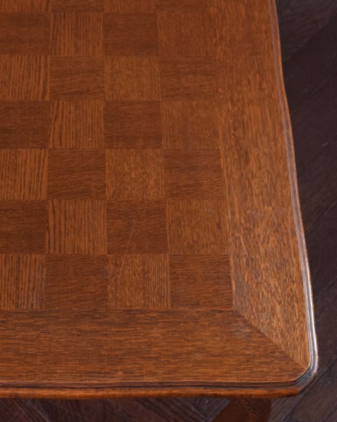アンティークのテーブル　アンティーク家具　アンティークの南仏家具、美しいデザインの市松模様のコーヒーテーブル。近づいてみるとこんな感じです。(j-1953-f)