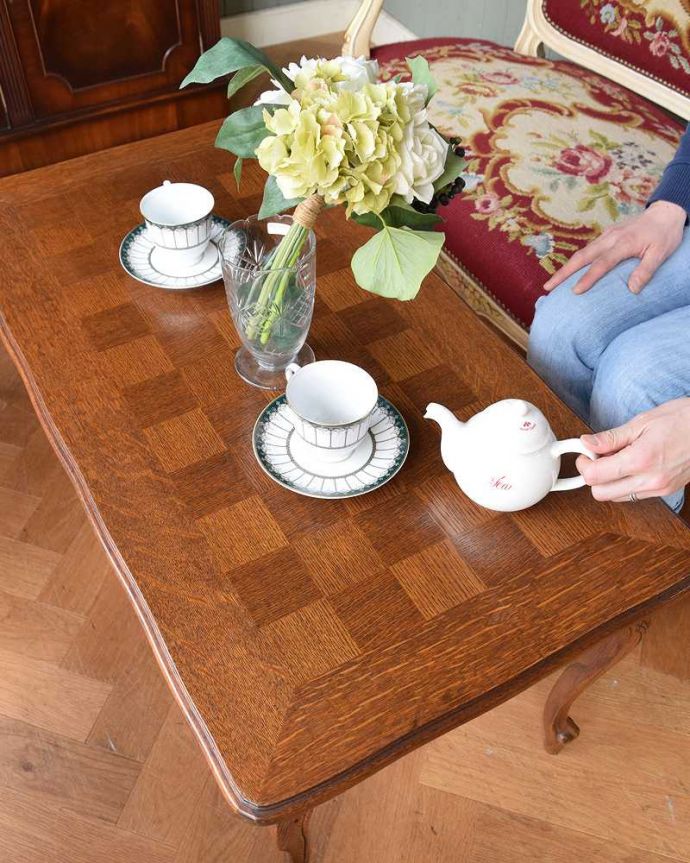 アンティークのテーブル　アンティーク家具　アンティークの南仏家具、美しいデザインの市松模様のコーヒーテーブル。日常的にも実用的に使えます！お茶をしたり、物書きをしたり、パソコンを置いて仕事をしたりも出来るしっかりしたキレイな天板です。(j-1953-f)