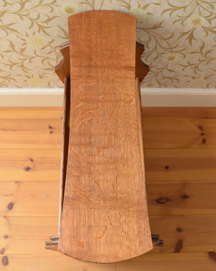 マガジンラック　アンティーク家具　テーブル付きのアンティークマガジンラック（オーク材）。長方形の天板で、使い勝手がいいですよ。(j-1955-f)