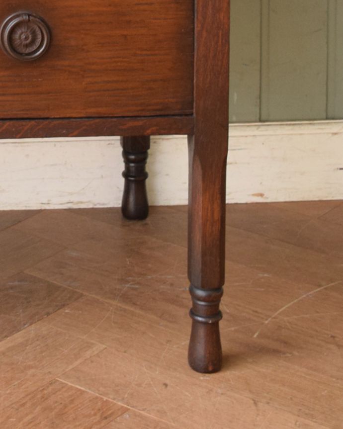 アンティークのチェスト　アンティーク家具　スッキリしていて実用的なアンティークの英国家具、チェスト。まっすぐの脚です。(j-1966-f)