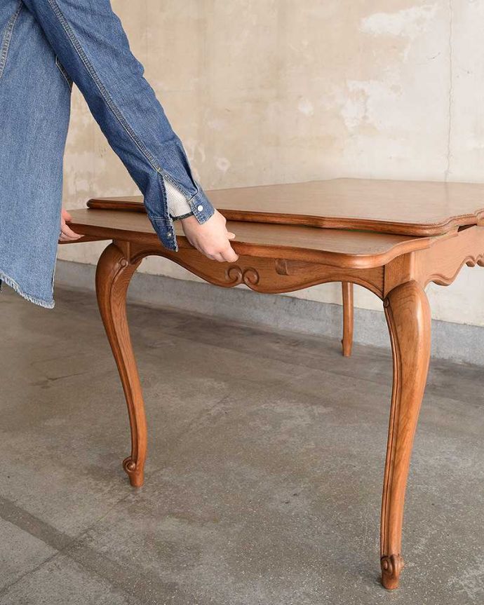 アンティークのテーブル　アンティーク家具　美しいパーケット柄が魅力のドローリーフテーブル（伸張式ダイニングテーブル）。天板は引っ張り出すだけであっという間に大きくなります。(j-1967-f)