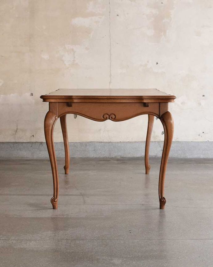 アンティークのテーブル　アンティーク家具　美しいパーケット柄が魅力のドローリーフテーブル（伸張式ダイニングテーブル）。脚の美しさが自慢のテーブル！サイドから見るとこんな感じです。(j-1967-f)