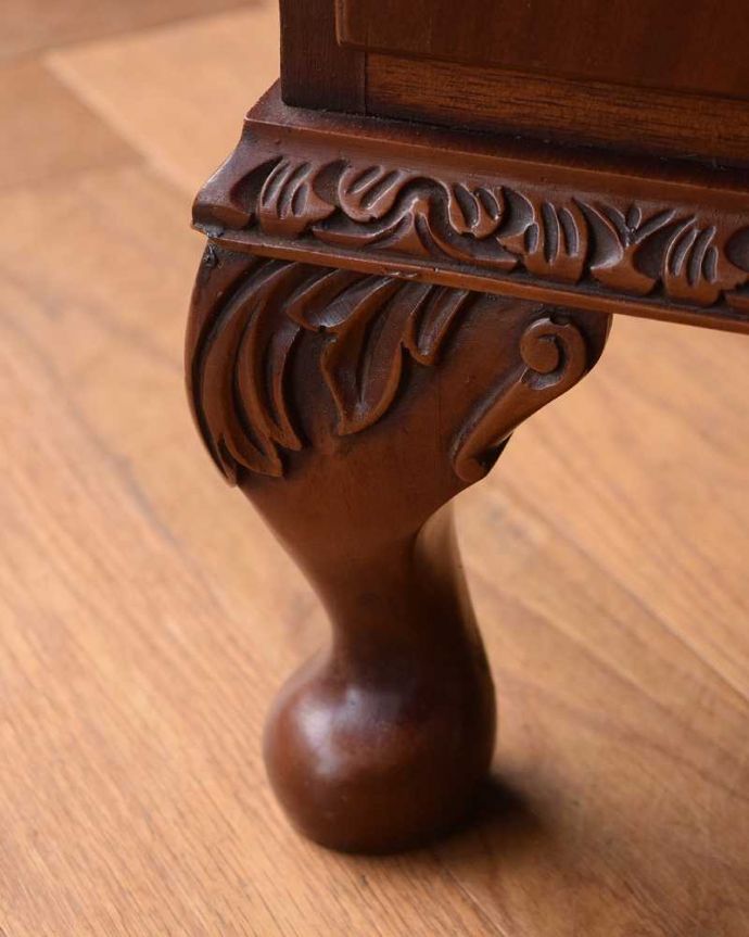 アンティークのデスク・書斎机　アンティーク家具　書斎で楽しむ英国家具、彫刻が美しい大人のためのアンティークデスク。しっかりテーブルを支えます。(j-1968-f)