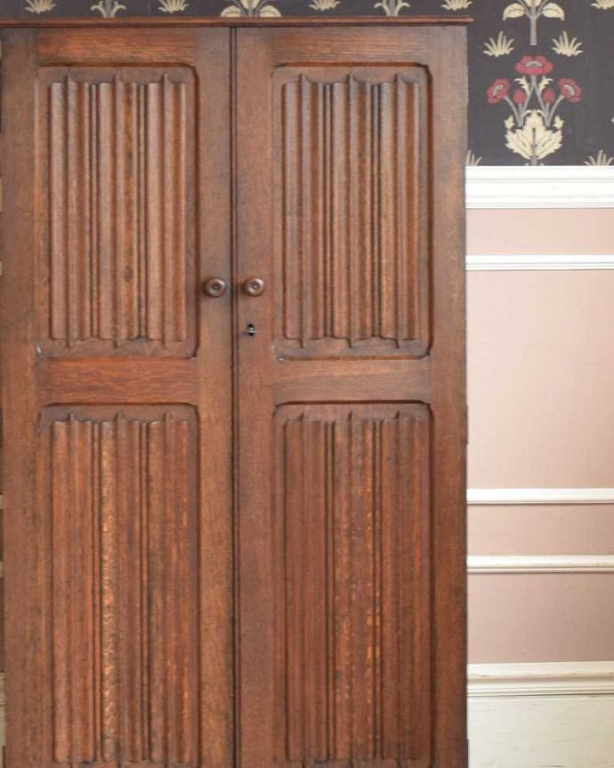 ワードローブ　アンティーク家具　英国のアンティーク収納家具、扉の装飾が美しい鍵付きのワードローブ 。木目が美しく、高級感が感じられるキャビネットです。(j-1972-f)