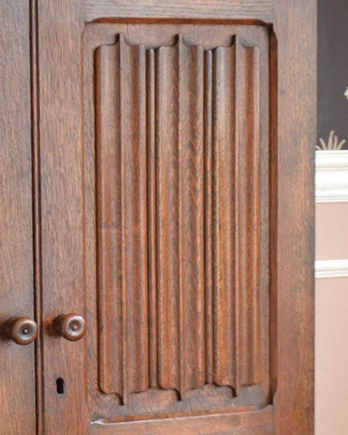 ワードローブ　アンティーク家具　英国のアンティーク収納家具、扉の装飾が美しい鍵付きのワードローブ 。立体的な彫が扉を彩ります。(j-1972-f)