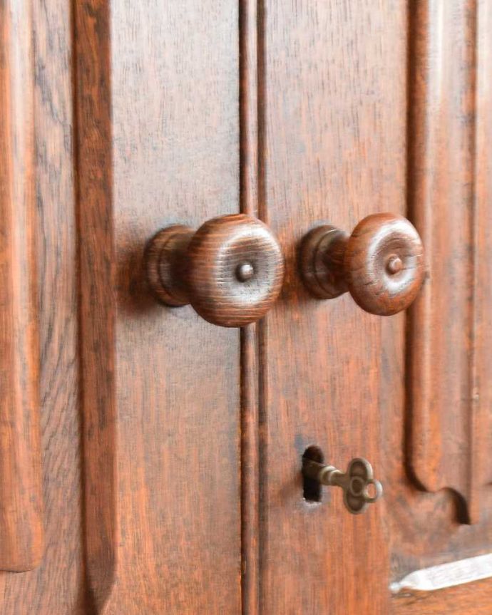 ワードローブ　アンティーク家具　英国のアンティーク収納家具、扉の装飾が美しい鍵付きのワードローブ 。木製の丸い取っ手もアクセントになっています。(j-1972-f)