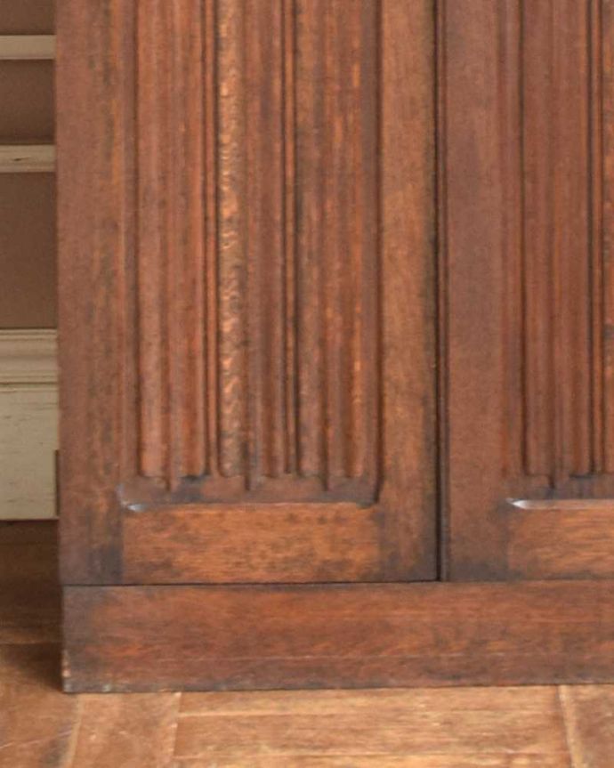 ワードローブ　アンティーク家具　英国のアンティーク収納家具、扉の装飾が美しい鍵付きのワードローブ 。安定感のある脚がしっかり支えます。(j-1972-f)