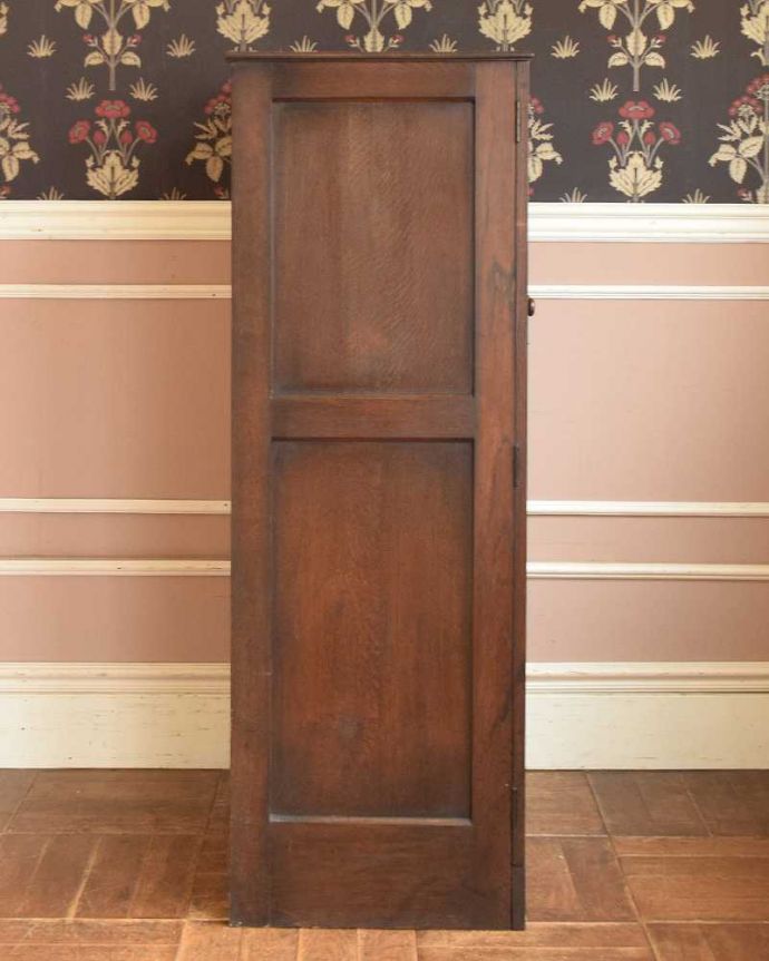ワードローブ　アンティーク家具　英国のアンティーク収納家具、扉の装飾が美しい鍵付きのワードローブ 。横から見てもステキです。(j-1972-f)
