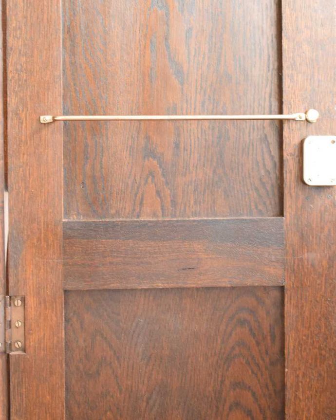 ワードローブ　アンティーク家具　英国のアンティーク収納家具、扉の装飾が美しい鍵付きのワードローブ 。扉にはバーが付いています。(j-1972-f)