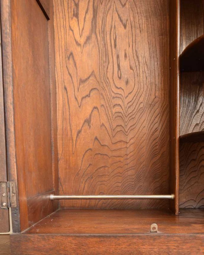 ワードローブ　アンティーク家具　英国のアンティーク収納家具、扉の装飾が美しい鍵付きのワードローブ 。靴用のバーが下に渡っています。(j-1972-f)