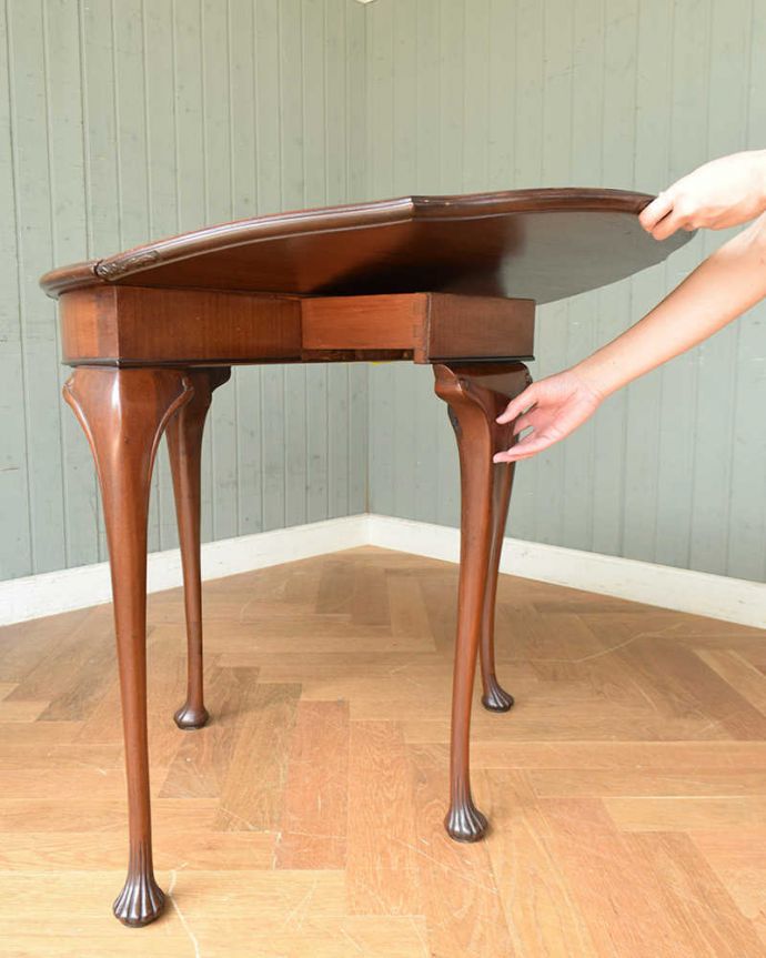 アンティークのテーブル　アンティーク家具　イギリスから届いたアンティーク家具、ハーフムーンのコンソール（ゲームテーブル）。簡単に開きます女性１人で、簡単に天板を開くことができます。(j-1975-f)