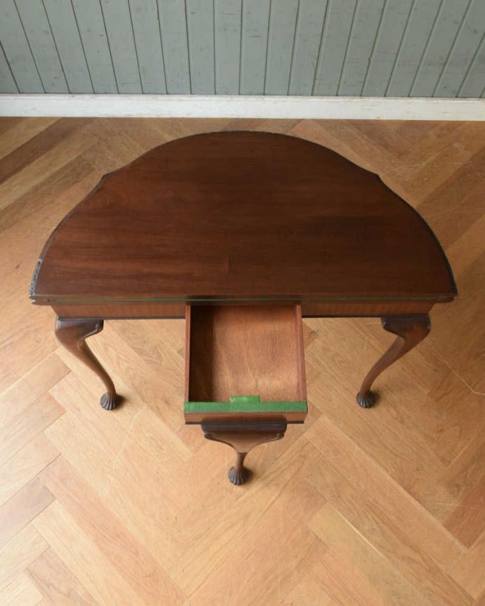 アンティークのテーブル　アンティーク家具　イギリスから届いたアンティーク家具、ハーフムーンのコンソール（ゲームテーブル）。脚を開くと･･･脚を引き出すと小物入れが出てきます。(j-1975-f)