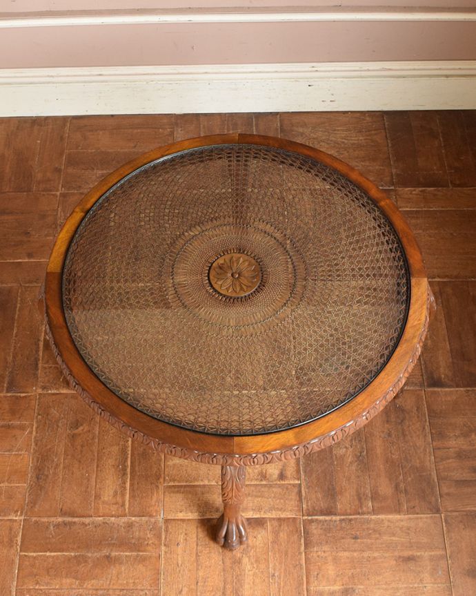 アンティークのテーブル　アンティーク家具　編み目が美しいガラス天板、フランス輸入のアンティークコーヒーテーブル 。美しすぎる編み込みの模様にうっとり手編みで編んである細かい模様。(j-1977-f)