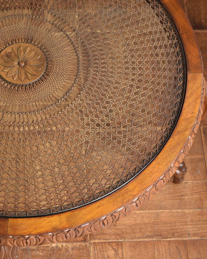 アンティークのテーブル　アンティーク家具　編み目が美しいガラス天板、フランス輸入のアンティークコーヒーテーブル 。近づいて見てみると…近づいてみるとこんな感じでとても細かい網目なんです。(j-1977-f)