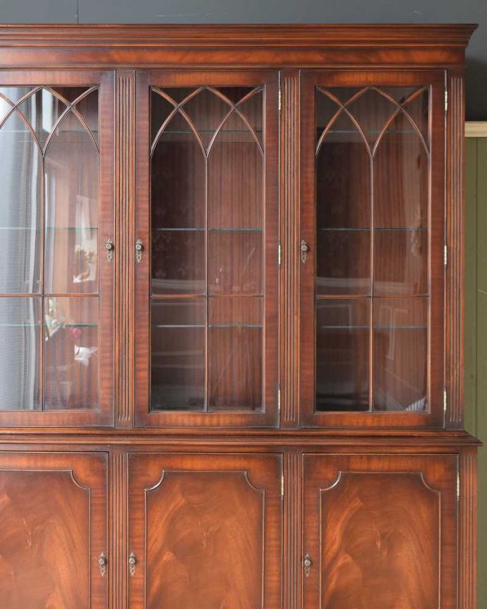 ガラスキャビネット　アンティーク家具　豪華な英国輸入のアンティーク家具、マホガニー材を使った美しいキャビネット（飾り棚）。どんなものを飾っても、素敵に見えてしまうキャビネット。(j-1980-f)