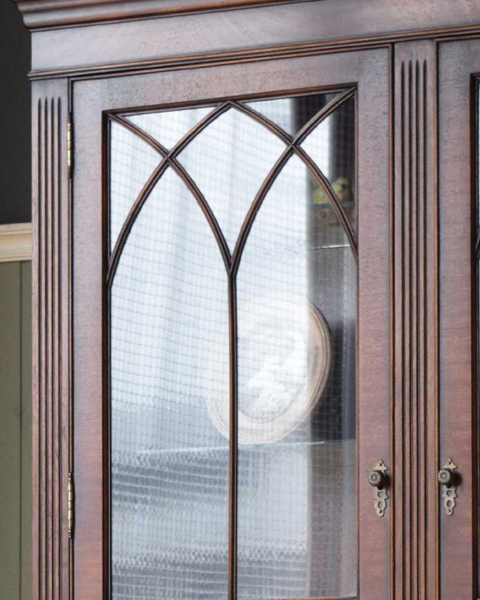 ガラスキャビネット　アンティーク家具　豪華な英国輸入のアンティーク家具、マホガニー材を使った美しいキャビネット（飾り棚）。扉にはめ込まれたガラスもアンティークのもの。(j-1980-f)
