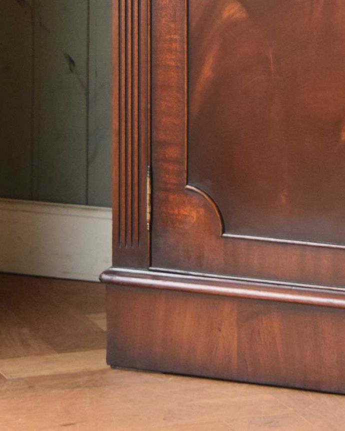 ガラスキャビネット　アンティーク家具　豪華な英国輸入のアンティーク家具、マホガニー材を使った美しいキャビネット（飾り棚）。キャビネットをしっかり支えてくれます。(j-1980-f)