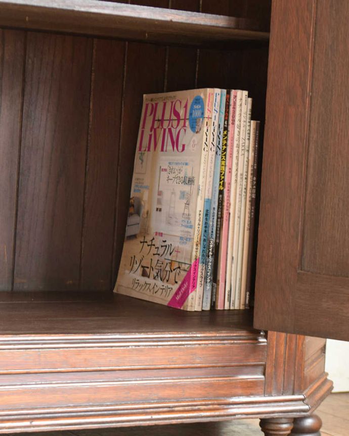 ワードローブ　アンティーク家具　英国スタイルのアンティーク家具、収納力のあるワードローブ。雑誌やＡ4ファイルも楽に収納できます。(j-1983-f)