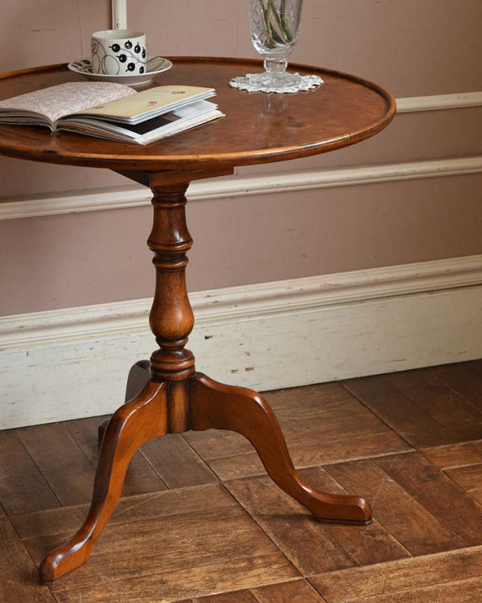 アンティークのテーブル　アンティーク家具　英国アンティーク家具、脚先まで優雅なオケージョナルテーブル（ティルトップテーブル）。人気のトライポットタイプの1本脚先が3つに分かれた1本足のテーブルって、みんなから人気。(j-1984-f)