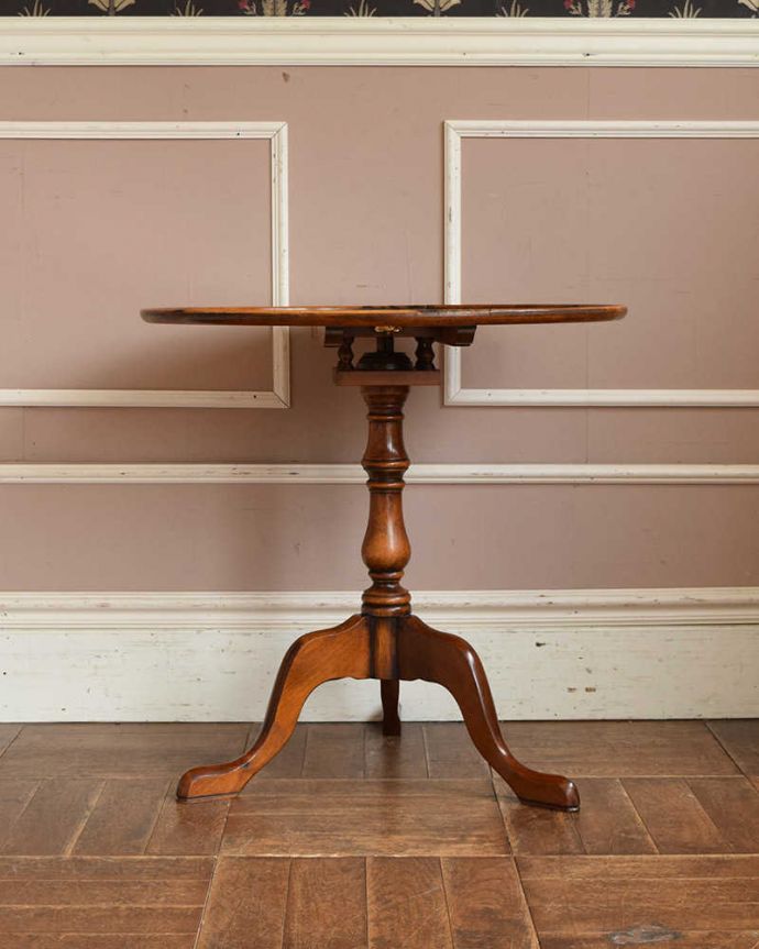 アンティークのテーブル　アンティーク家具　英国アンティーク家具、脚先まで優雅なオケージョナルテーブル（ティルトップテーブル）。サイドはこんな感じ横から見るとこんな感じ。(j-1984-f)