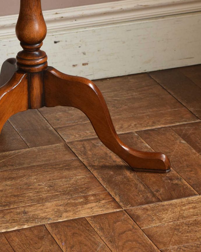 アンティークのテーブル　アンティーク家具　英国アンティーク家具、脚先まで優雅なオケージョナルテーブル（ティルトップテーブル）。持ち上げなくても移動できます！Handleのアンティークは、脚の裏にフェルトキーパーをお付けしていますので、床を滑らせてれば女性1人でも移動が簡単です。(j-1984-f)