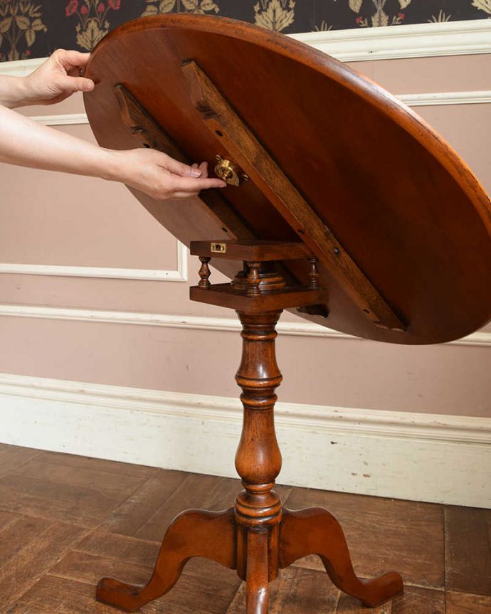 アンティークのテーブル　アンティーク家具　英国アンティーク家具、脚先まで優雅なオケージョナルテーブル（ティルトップテーブル）。あっという間に天板がセット出来ます女性でもカンタン。(j-1984-f)