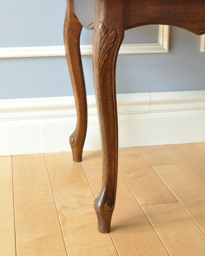 アンティークのテーブル　アンティーク家具　２トーンカラーの市松模様が美しいフランス輸入のアンティークコーヒーテーブル。持ち上げなくても移動できます！Handleのアンティークは、脚の裏にフェルトキーパーをお付けしていますので、床を滑らせてれば移動が簡単です。(j-1985-f)