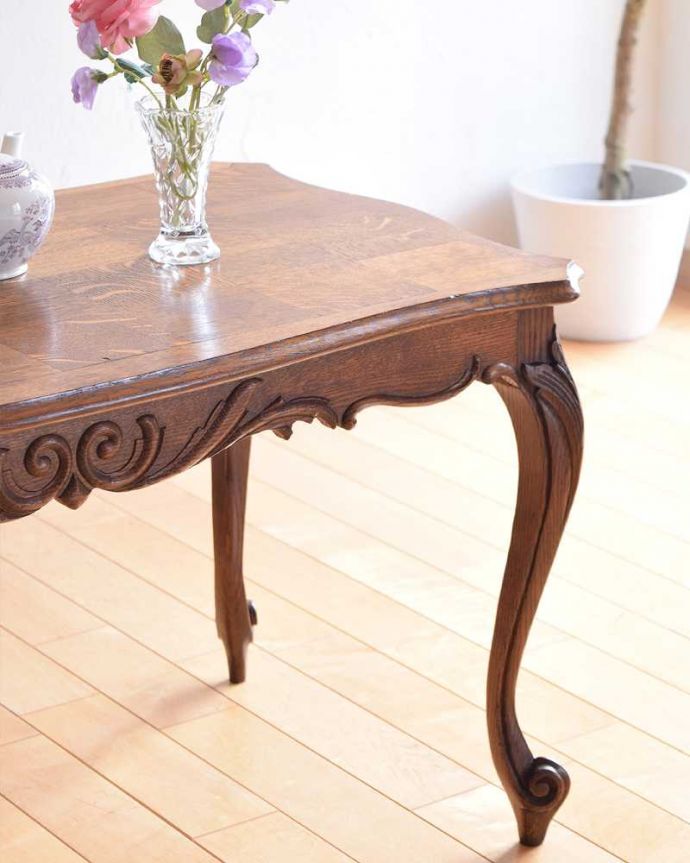 アンティークのテーブル　アンティーク家具　フランス輸入、２トーンカラーの市松模様が美しいアンティークコーヒーテーブル。やっぱり自慢はこの脚！一番最初に目に飛び込んでくるフレンチカブリオレレッグ。(j-1986-f)
