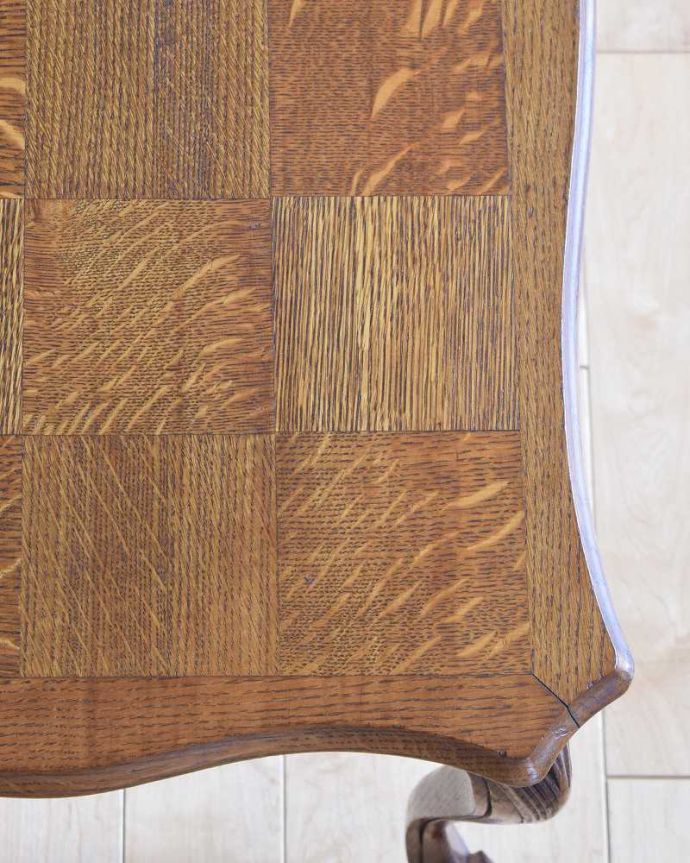 アンティークのテーブル　アンティーク家具　フランス輸入、２トーンカラーの市松模様が美しいアンティークコーヒーテーブル。近づいてみるとこんな感じです。(j-1986-f)