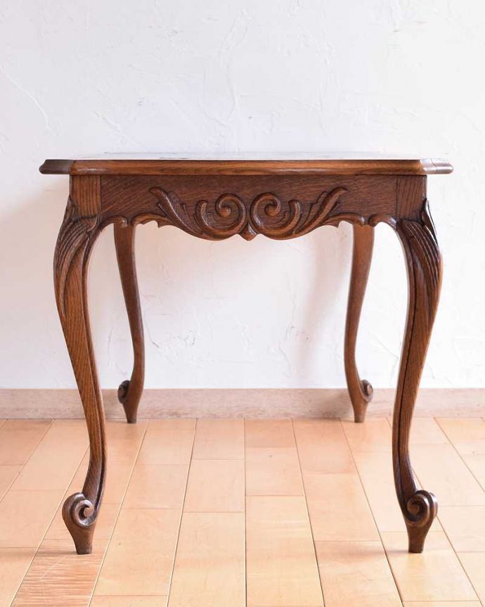 アンティークのテーブル　アンティーク家具　フランス輸入、２トーンカラーの市松模様が美しいアンティークコーヒーテーブル。こちら側もキレイです。(j-1986-f)