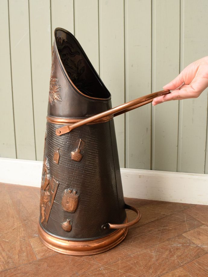 アンティークのコールバケツ、イギリスで見つけた豪華な装飾の銅製の炭