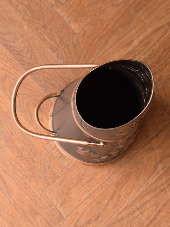 アンティークのコールバケツ、イギリスで見つけた豪華な装飾の銅製の炭