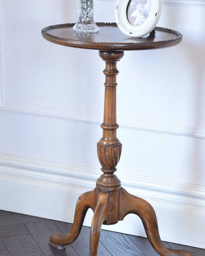アンティークのテーブル　アンティーク家具　木製のオシャレなアンティーク家具、英国輸入のクラシックなワインテーブル。落ち着いた雰囲気なので、和室でもお使いいただけますよ。(j-1991-f)
