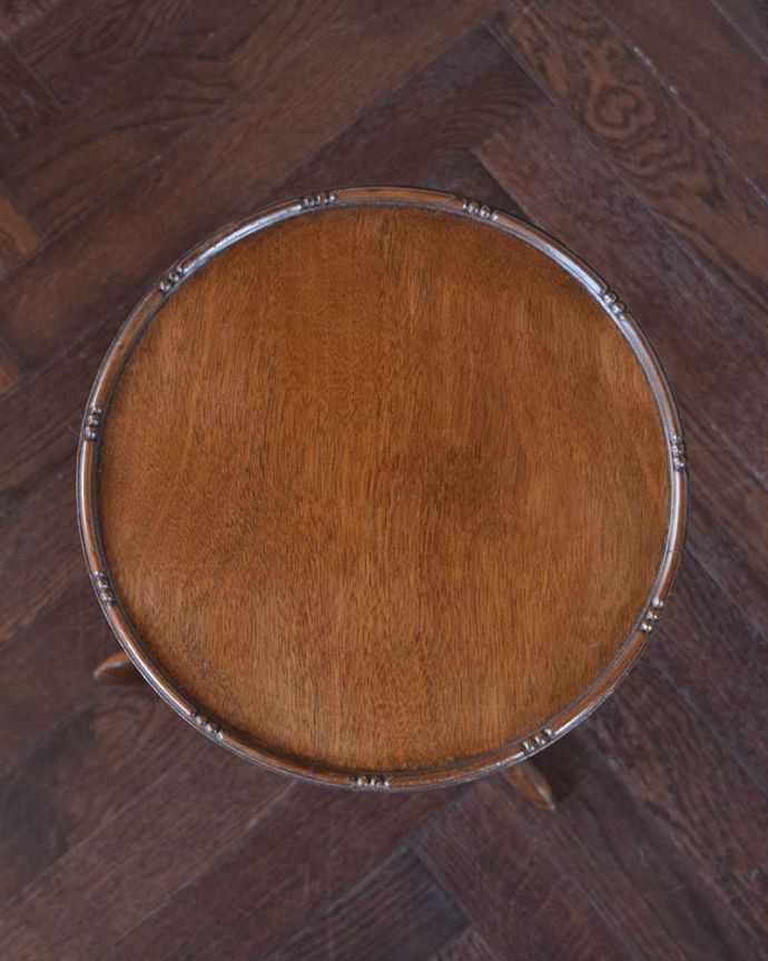 アンティークのテーブル　アンティーク家具　木製のオシャレなアンティーク家具、英国輸入のクラシックなワインテーブル。上から見ると、天板はこんな感じ。(j-1991-f)