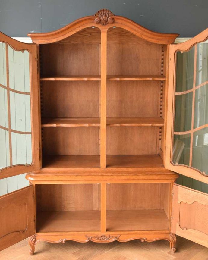 アンティークのキャビネット　アンティーク家具　フランスのエレガントなアンティーク家具、食器棚や本棚にもなるガラスキャビネット。扉を開けると、中はこんな感じです職人さんが、中に何を入れてもいいようにキレイに修復して仕上げました。(j-1994-f)