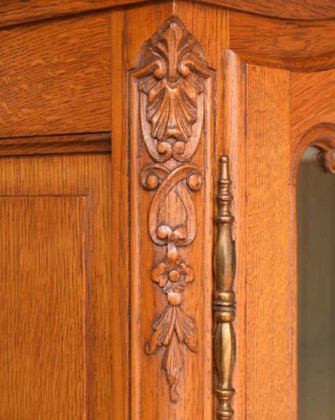 アンティークのキャビネット　アンティーク家具　フランスのエレガントなアンティーク家具、食器棚や本棚にもなるガラスキャビネット。扉の横にもフランスらしい彫りの装飾。(j-1994-f)